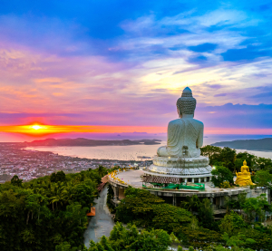 Gro&szlig;er Buddha von Phuket mit Blick auf Stadt und Meer bei Sonnenuntergang, Thailand.
