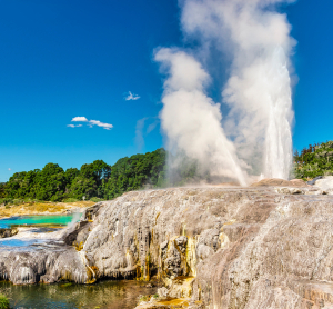 Pohutu-Geysir im Te-Puia-Geothermalgebiet auf der Nordinsel Neuseelands.