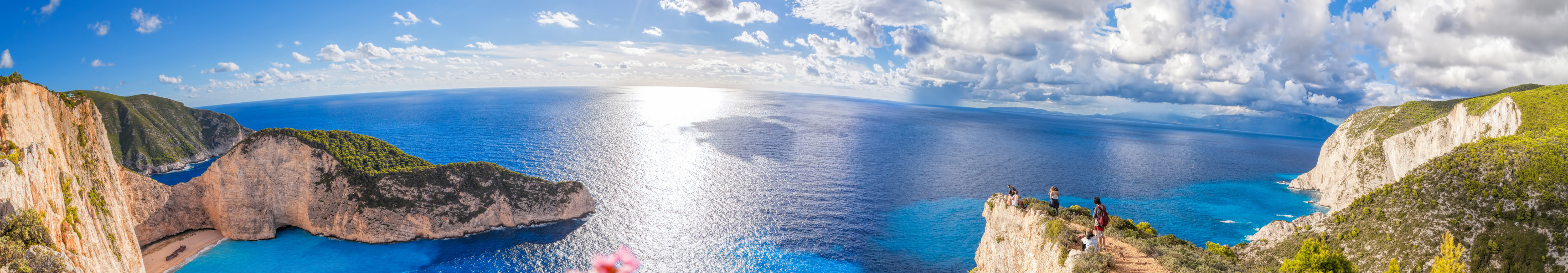 Aussicht auf die Navagio-Bucht mit wei&szlig;em Sandstrand, t&uuml;rkisblauem Wasser und steilen Felsen auf Zakynthos, Griechenland.