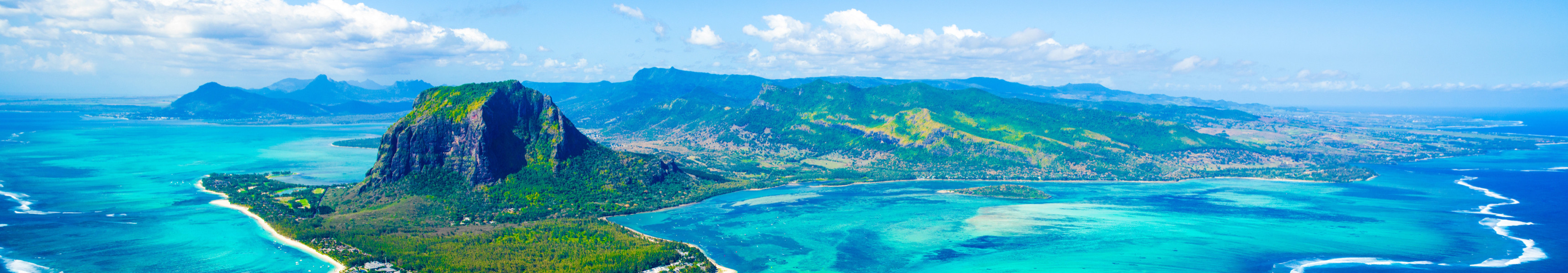 Atemberaubende Luftaufnahme von Le Morne Brabant auf Mauritius, umgeben von t&uuml;rkisfarbenem Wasser und dem ber&uuml;hmten &bdquo;Unterwasser-Wasserfall&ldquo;-Effekt im Indischen Ozean.