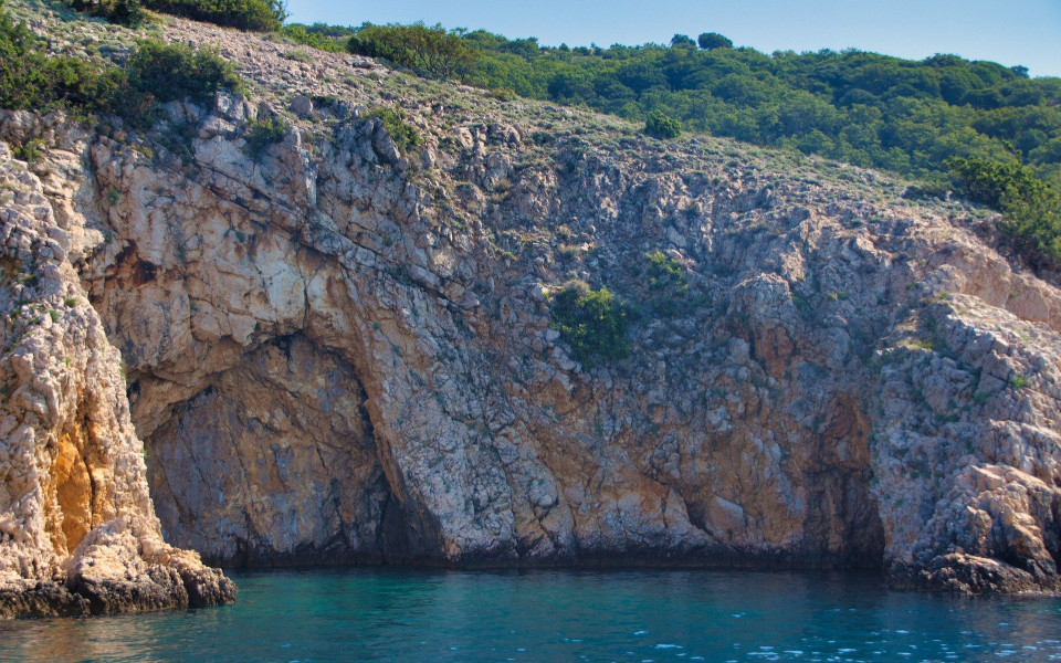 K&uuml;sten mit Felsen auf Krk