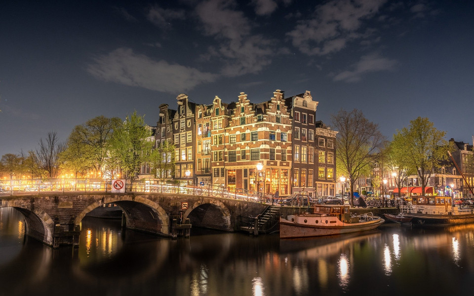 Beleuchtetes Gebäude mit Fluss und Schiffen