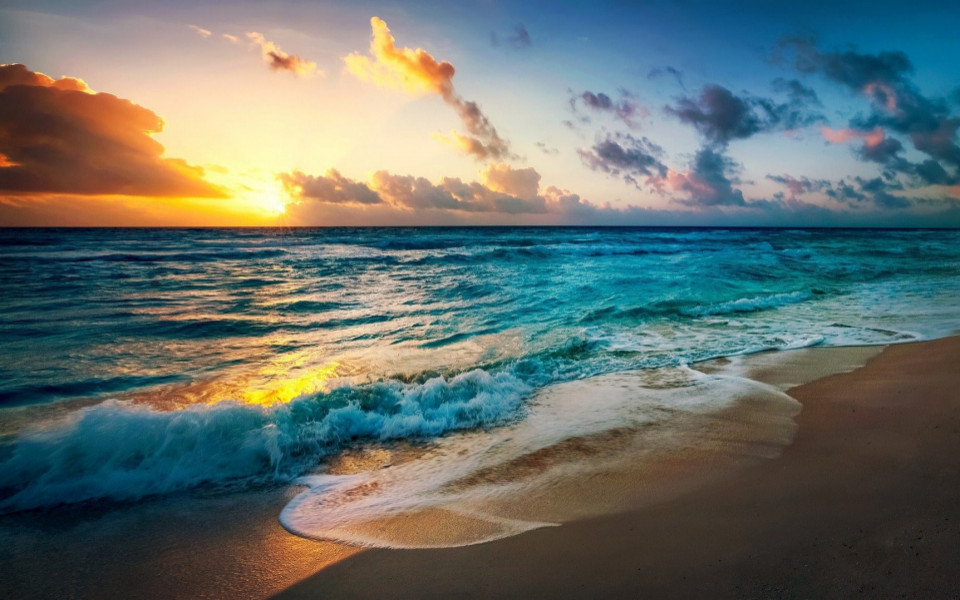 Sandstrand am Meer mit Sonnenuntergang