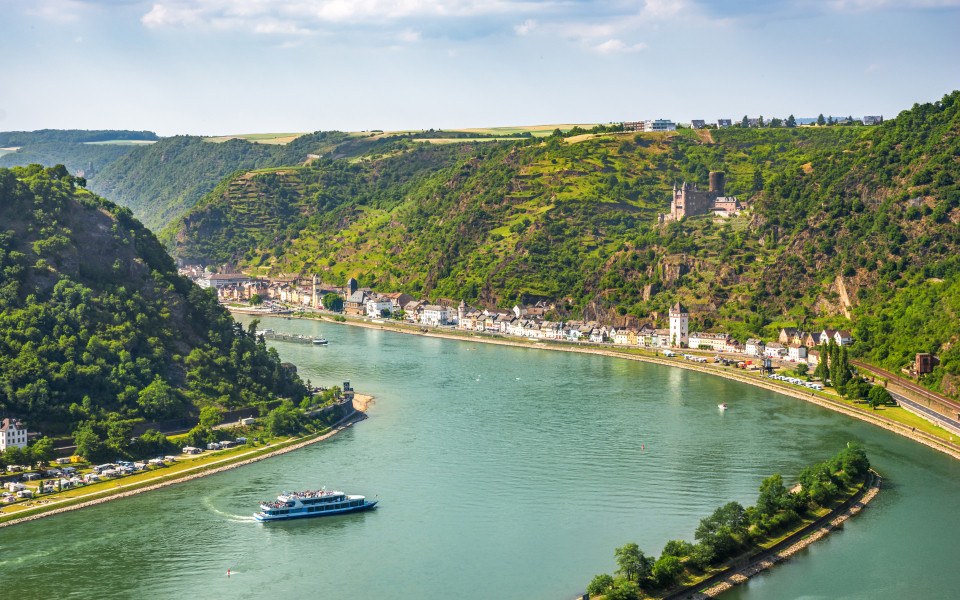 Kreuzfahrtschiff fährt auf Fluss