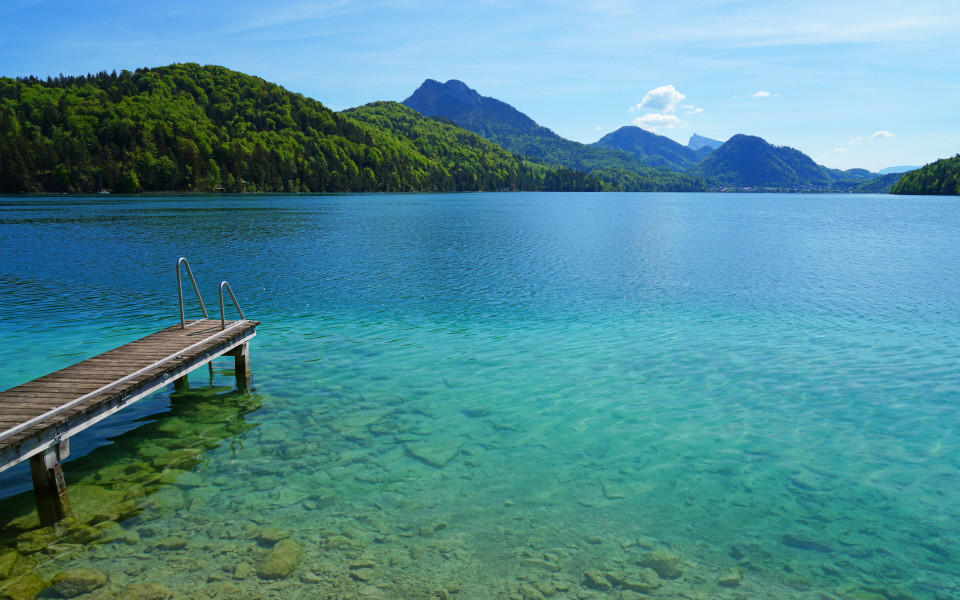 Blick auf den Fuschlsee bei Salzburg in den österreichischen Alpen.