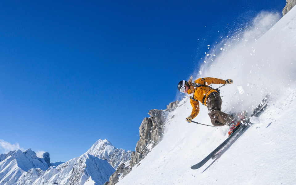 Freeriding am Hafelekar bei Innsbruck - Freerider im Telemark-Stil bef&auml;hrt gekonnt einen steilen Hang in Tirol