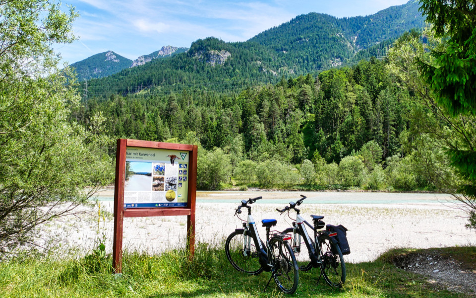 Zwei Fahrr&auml;der am Isarradweg und vor einer Infotafel