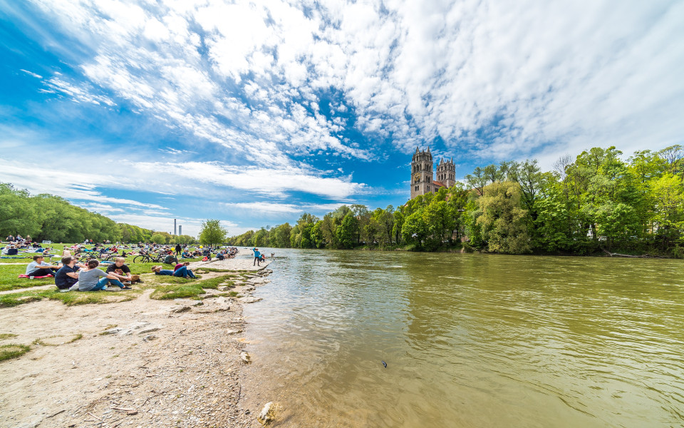 Die Isar in M&uuml;nchen mit Erholungssuchenden samt Blick auf die Kirche St. Maximilian