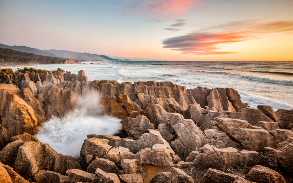  Pancake Rocks bei Sonnenuntergang an der Westk&uuml;ste Neuseelands