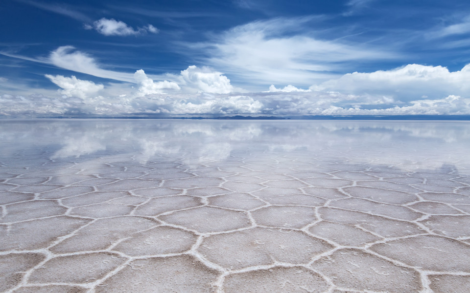 Spiegelnde Wolken in der Salzw&uuml;ste Salar de Uyuni in Bolivien 