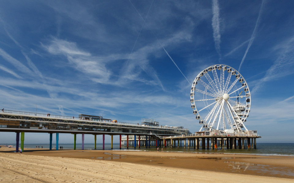 Riesenrad am Strand von Scheveningen bei blauem Himmel