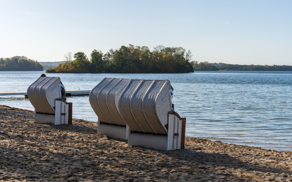 Badestelle und Strandk&ouml;rbe auf der Prinzeninsel im Gro&szlig;en Pl&ouml;ner See