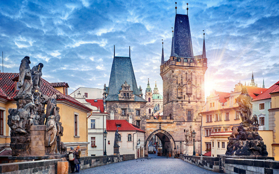 Sonnenaufgang auf der Karlsbr&uuml;cke in Prag